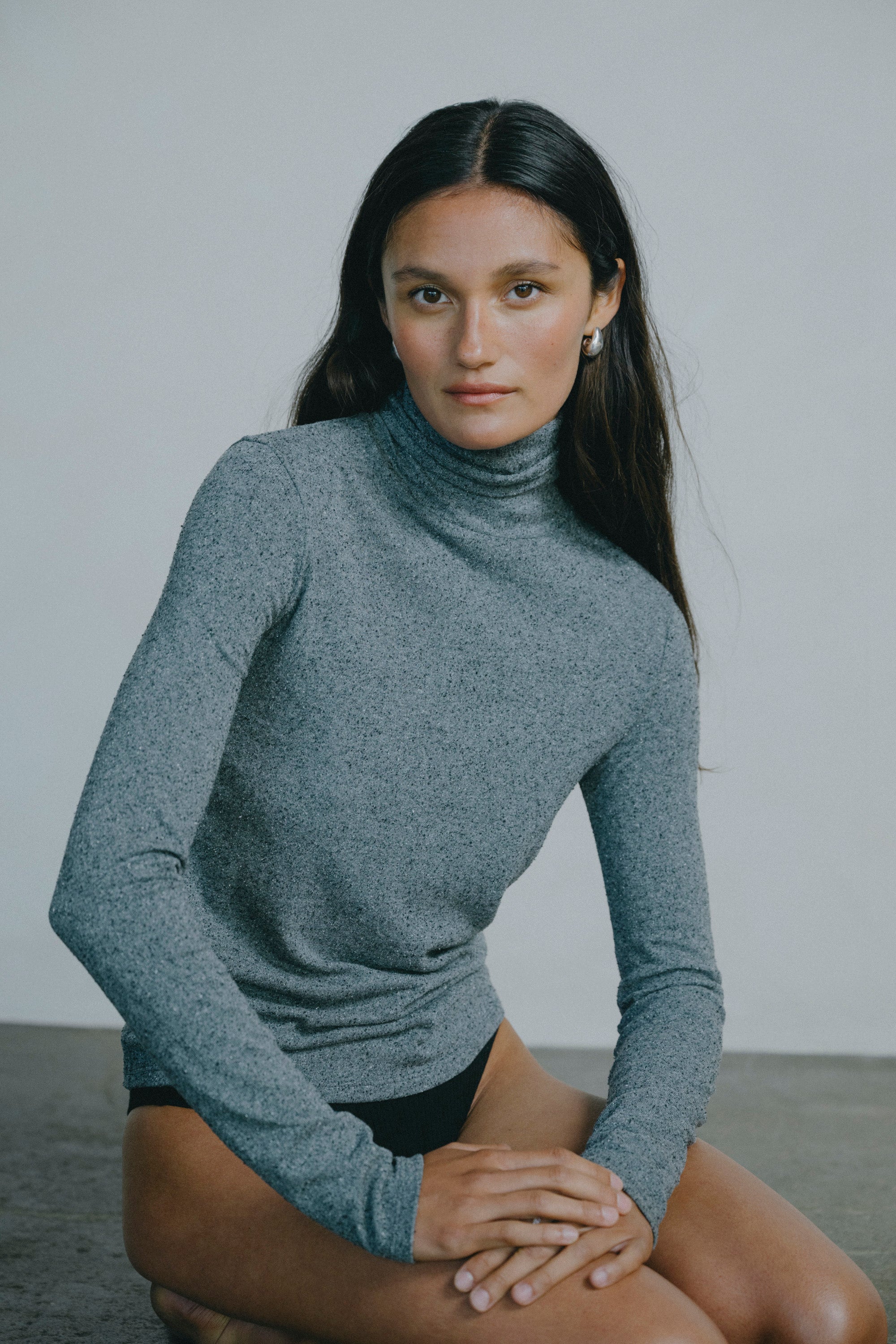 Marianne Turtleneck, Regen Silk Noil Jersey, Charcoal Heather OZMA