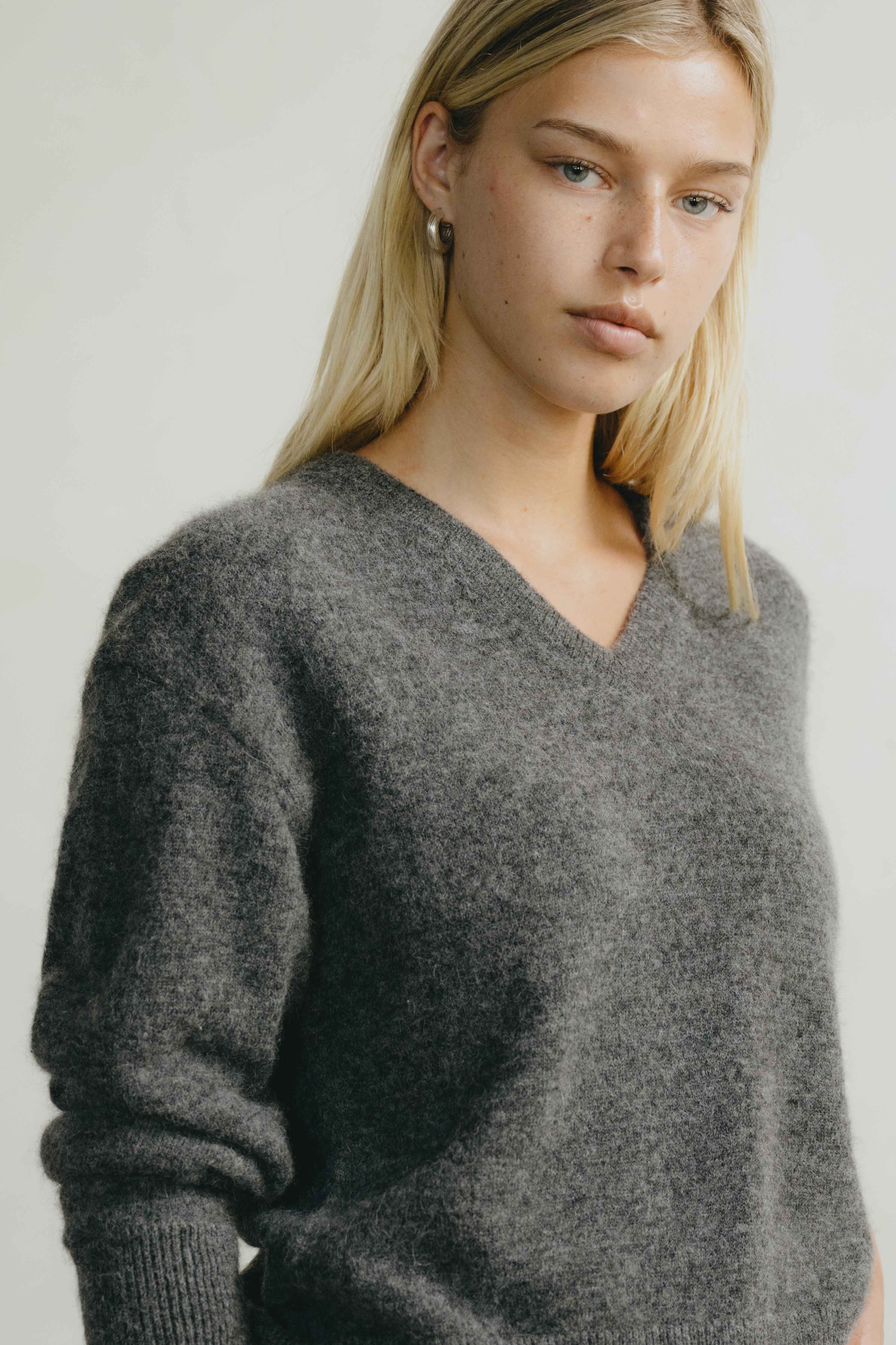 Alejo V-Neck, Midweight Alpaca Blend, Dark Grey