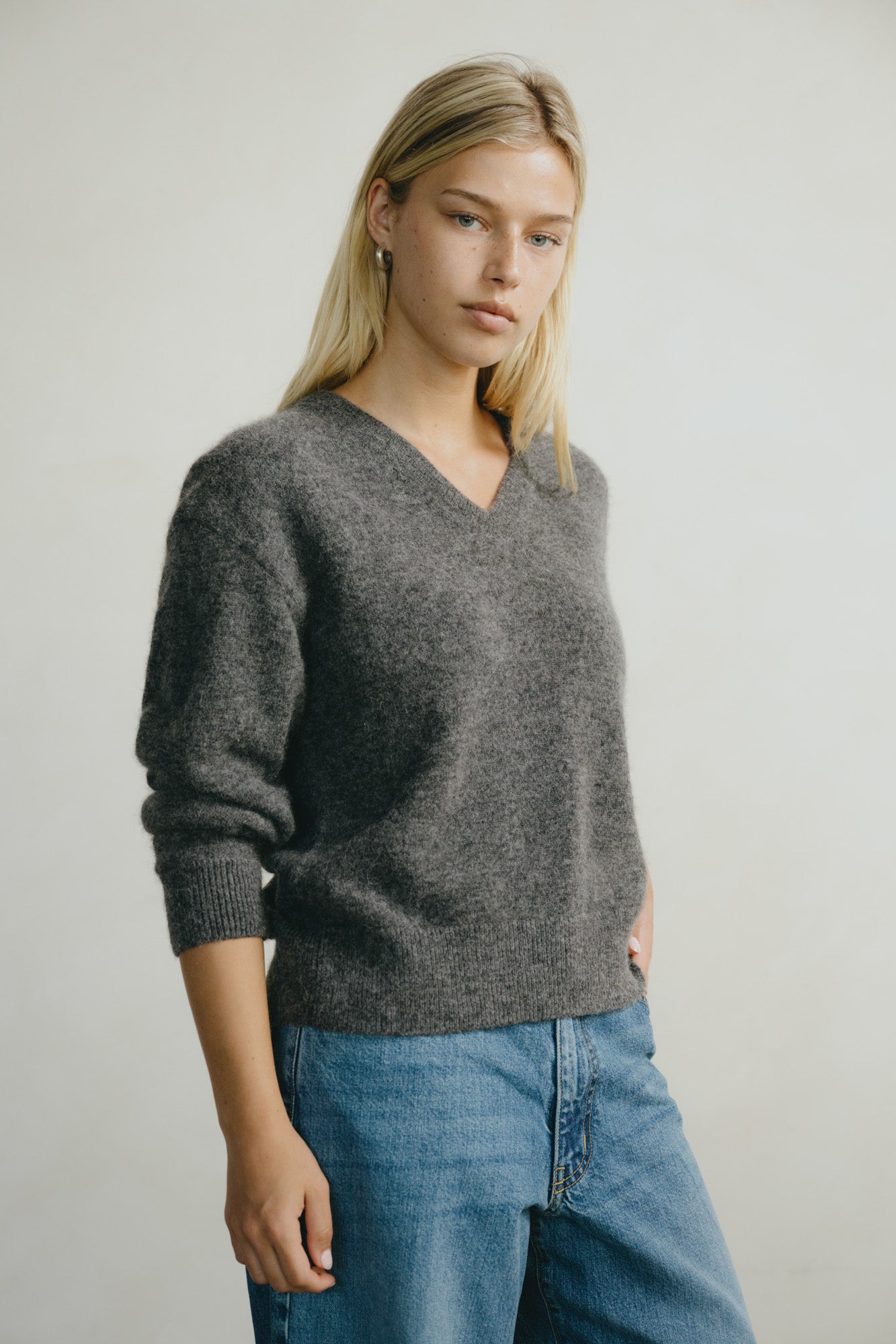Alejo V-Neck, Midweight Alpaca Blend, Dark Grey
